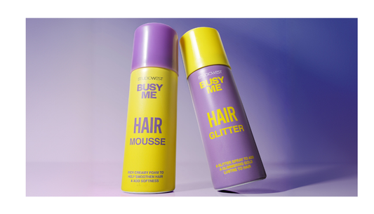 Woman with curly hair following a summer haircare routine to control frizz and keep curls defined